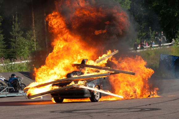 Kari Utti - Stunt Drive tuliseinän läpi