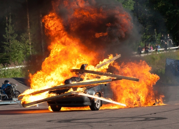 Kari Utti - Stunt Drive tuliseinän läpi